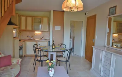 Cuisine ou kitchenette dans l'établissement 2 Bedroom Amazing Home In Plomeur