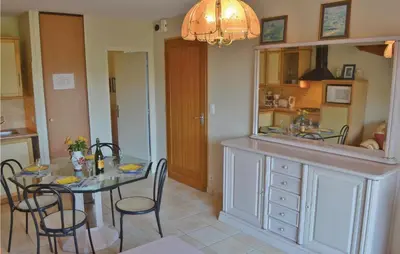 Cuisine ou kitchenette dans l'établissement 2 Bedroom Amazing Home In Plomeur