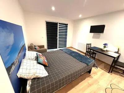 Télévision ou salle de divertissement dans l'établissement Envol du Phénix Studio neuf - Horizon indépendant rez de jardin