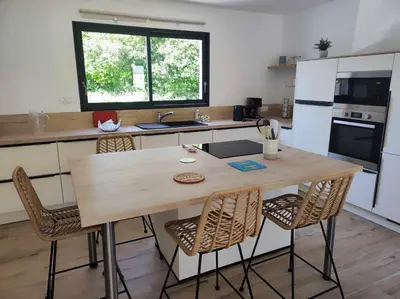 Cuisine ou kitchenette dans l'établissement Maison récente plain-pied Crozon proche plage commerces