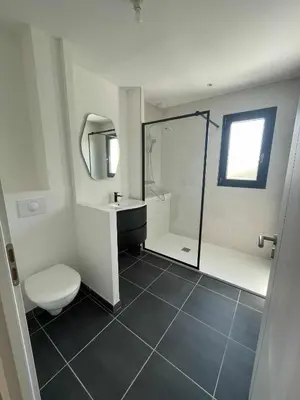 Salle de bains dans l'établissement Maison récente plain-pied Crozon proche plage commerces