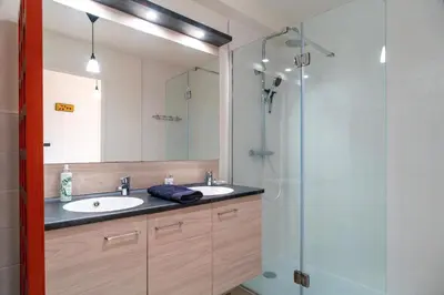 Salle de bains dans l'établissement La Cale de Beg Meil - 100m de la plage