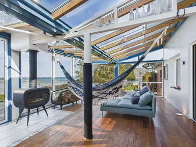Coin salon dans l'établissement Superbe villa à Plouguerneau les pieds dans l'eau