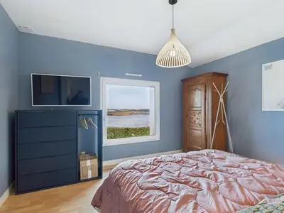 Un ou plusieurs lits dans un hébergement de l'établissement Superbe villa à Plouguerneau les pieds dans l'eau