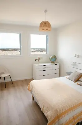 Un ou plusieurs lits dans un hébergement de l'établissement Belle maison pour 8 sur la plage de Kervenni