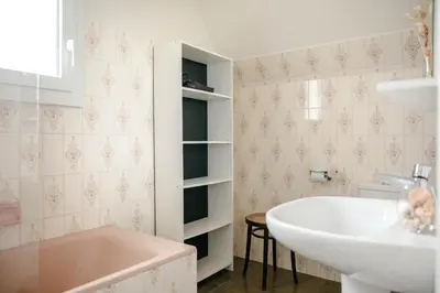 Salle de bains dans l'établissement Belle maison pour 8 sur la plage de Kervenni