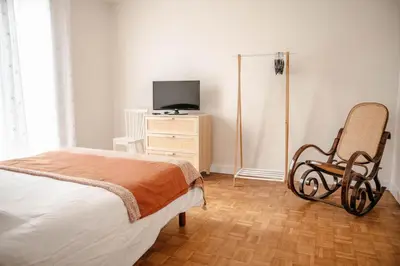 Télévision ou salle de divertissement dans l'établissement Belle maison pour 8 sur la plage de Kervenni