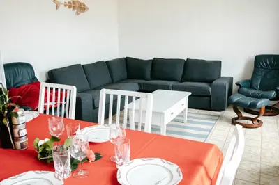 Coin salon dans l'établissement Belle maison pour 8 sur la plage de Kervenni