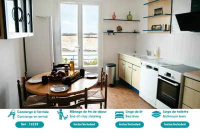 Cuisine ou kitchenette dans l'établissement Belle maison pour 8 sur la plage de Kervenni