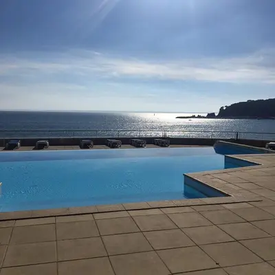 Piscine de l'établissement Ti Cap - plage à pieds - Piscine ou située à proximité