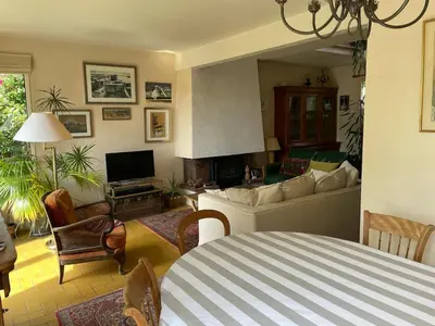 Télévision ou salle de divertissement dans l'établissement Maison aux camélias