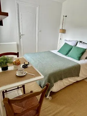 Un ou plusieurs lits dans un hébergement de l'établissement Jolie chambre à 2 mn à pied de la plage