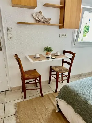 Cuisine ou kitchenette dans l'établissement Jolie chambre à 2 mn à pied de la plage