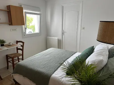 Un ou plusieurs lits dans un hébergement de l'établissement Jolie chambre à 2 mn à pied de la plage