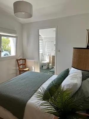 Un ou plusieurs lits dans un hébergement de l'établissement Jolie chambre à 2 mn à pied de la plage