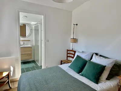 Un ou plusieurs lits dans un hébergement de l'établissement Jolie chambre à 2 mn à pied de la plage