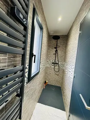 Salle de bains dans l'établissement Chambres Carantec