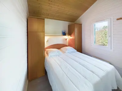 Un ou plusieurs lits dans un hébergement de l'établissement Chalet pour 4 dans une résidence avec piscine