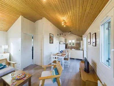 Coin salon dans l'établissement Chalet pour 4 dans une résidence avec piscine