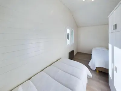 Un ou plusieurs lits dans un hébergement de l'établissement Chalet pour 4 dans une résidence avec piscine