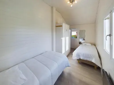 Un ou plusieurs lits dans un hébergement de l'établissement Chalet pour 4 dans une résidence avec piscine
