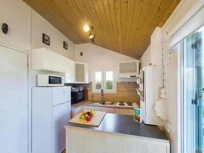 Cuisine ou kitchenette dans l'établissement Chalet pour 4 dans une résidence avec piscine