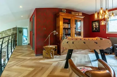 Coin salon dans l'établissement Villa Ty Amor - avec grand jardin et jacuzzi pour 9