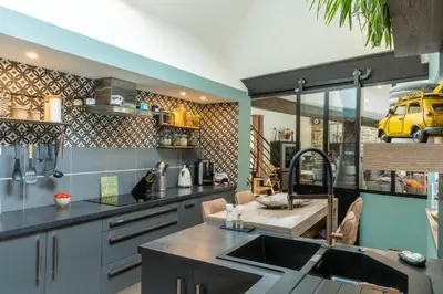 Cuisine ou kitchenette dans l'établissement Villa Ty Amor - avec grand jardin et jacuzzi pour 9