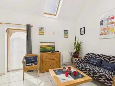 Télévision ou salle de divertissement dans l'établissement Charmante maison pour 2, 400m de Saint-Cava