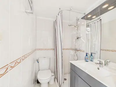Salle de bains dans l'établissement Charmante maison pour 2, 400m de Saint-Cava