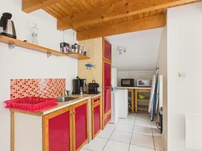 Cuisine ou kitchenette dans l'établissement Charmante maison pour 2, 400m de Saint-Cava