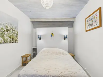 Un ou plusieurs lits dans un hébergement de l'établissement Charmante maison en pierre - vue sur l'océan