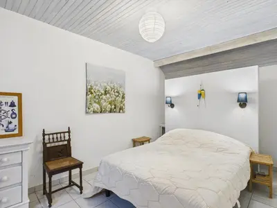 Un ou plusieurs lits dans un hébergement de l'établissement Charmante maison en pierre - vue sur l'océan