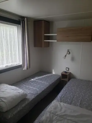 Un ou plusieurs lits dans un hébergement de l'établissement Mobil-home 3 chambres Pont-Aven