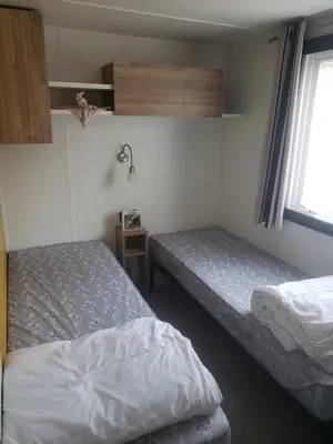 Un ou plusieurs lits dans un hébergement de l'établissement Mobil-home 3 chambres Pont-Aven