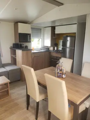Cuisine ou kitchenette dans l'établissement Mobil-home 3 chambres Pont-Aven