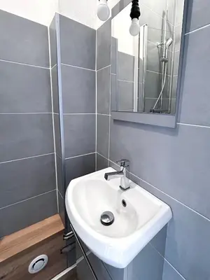 Salle de bains dans l'établissement Séjour calme au cœur de Brest, vue sur la rade