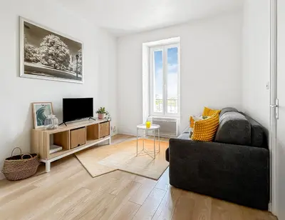 Télévision ou salle de divertissement dans l'établissement Confort et charme en plein Brest, vue sur la rade