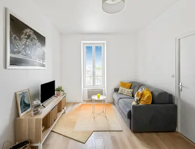 Télévision ou salle de divertissement dans l'établissement Confort et charme en plein Brest, vue sur la rade