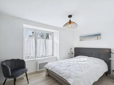 Un ou plusieurs lits dans un hébergement de l'établissement Maison de campagne avec grand jardin pour 8