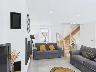 Coin salon dans l'établissement Maison de campagne avec grand jardin pour 8