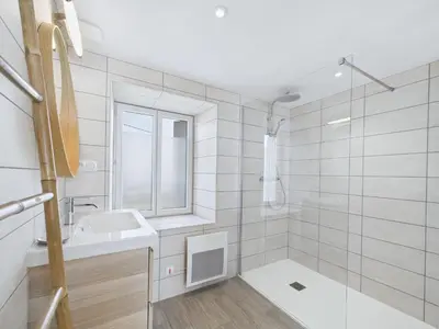 Salle de bains dans l'établissement Maison de campagne avec grand jardin pour 8