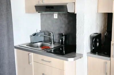 Cuisine ou kitchenette dans l'établissement Terrasse vue mer pour 2 personnes, Plouguerneau