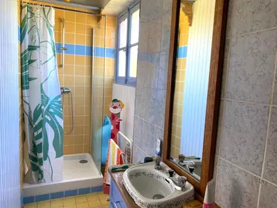 Salle de bains dans l'établissement Gite de la Fresque