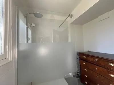 Salle de bains dans l'établissement Il y a le ciel, le soleil, et la mer