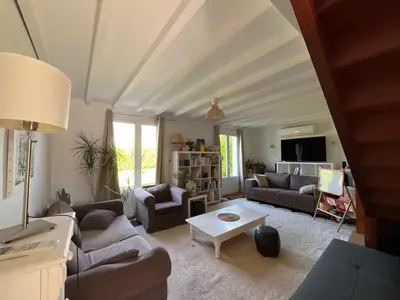 Coin salon dans l'établissement Il y a le ciel, le soleil, et la mer