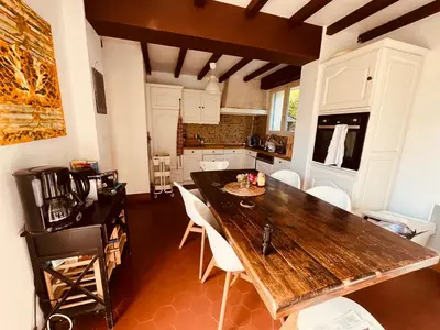Cuisine ou kitchenette dans l'établissement Il y a le ciel, le soleil, et la mer