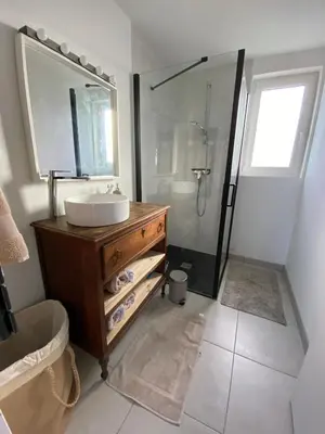 Salle de bains dans l'établissement Maison neuve 4 personnes TELGRUC SUR MER 2 chambres