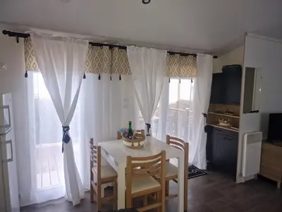 Cuisine ou kitchenette dans l'établissement Mobilhome chaleureux