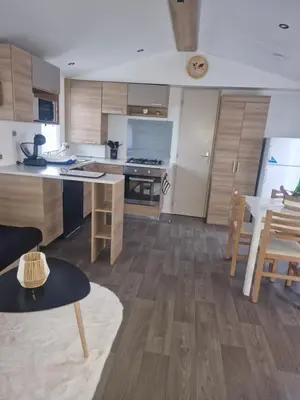 Cuisine ou kitchenette dans l'établissement Mobilhome chaleureux